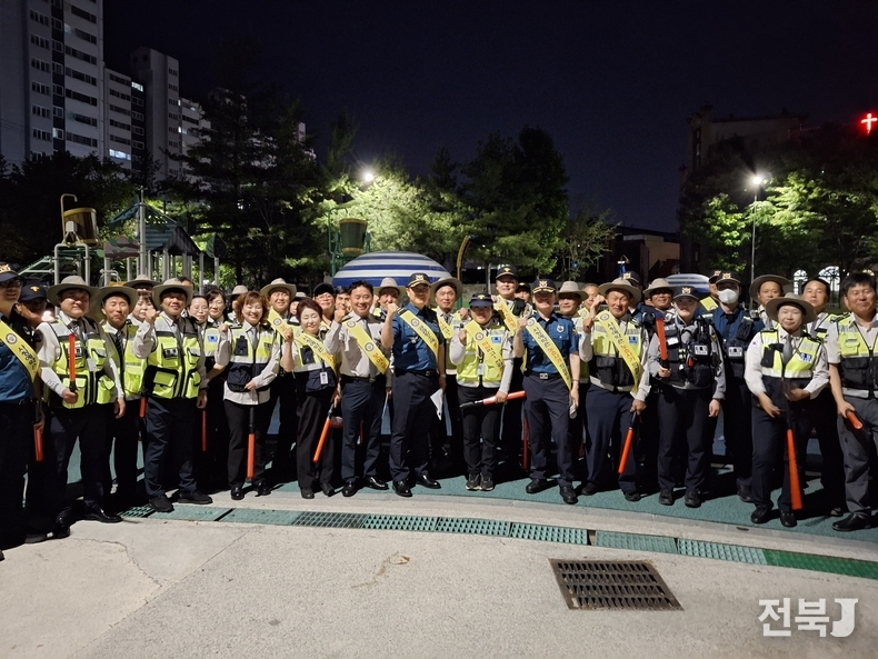 지난 28일 남원경찰서와 자율방범대와 손잡고 '강력범죄 예방' 캠페인에 나섰다.(출처=남원경찰)