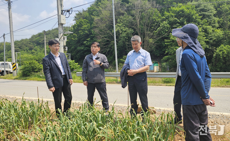 지난 29일 권철희 농진청 농촌지원국장(왼쪽)이 충북 단양 적성면에 있는 마늘 종구 전문생산 농업인을 만나 안정 생산을 위한 기술 수요를 청취하고 있다.(출처=농진청)