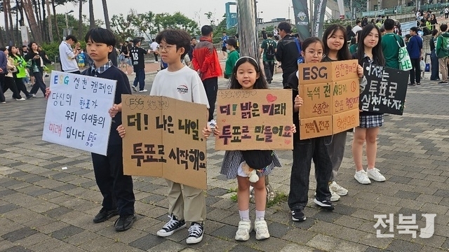 지난 5월31일 전북자치도교육청 학생의회와 14개 지역학생의회가 전주월드컵경기장 입구에서 투표 참여 캠페인을 펼치고 있다.(출처=전북제일DB)