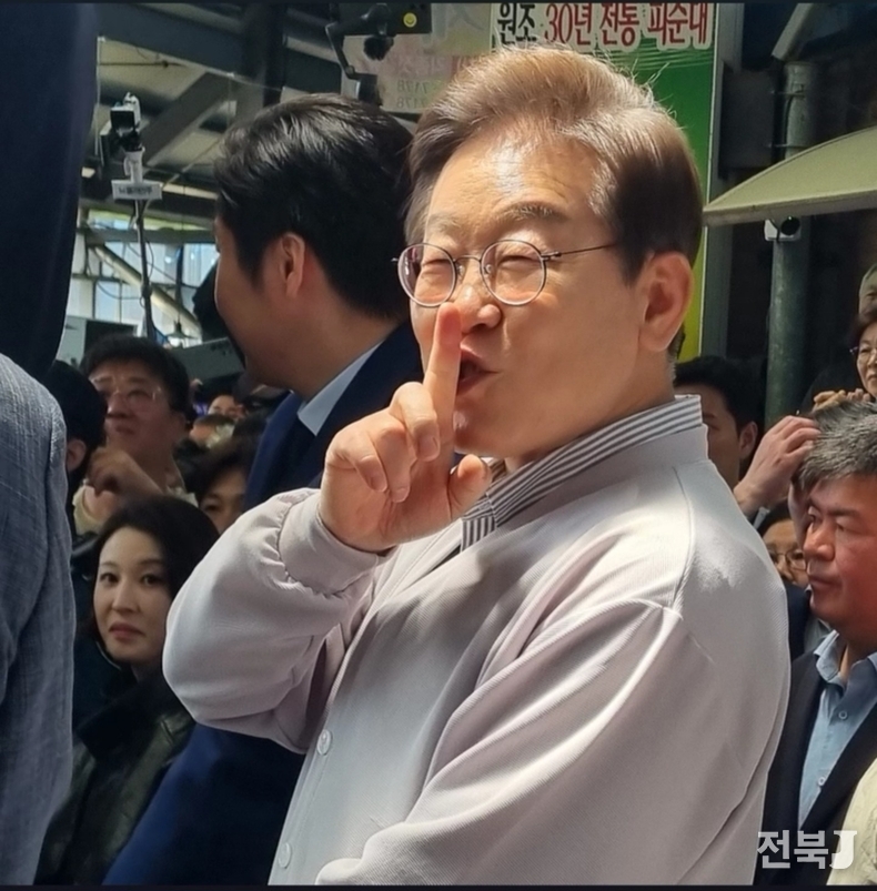 지난 5월7일 더불어민주당 이재명 대선 후보가 '골목골목 경청투어:국토종주편' 임실군 임실시장에서 시민과 지지자들에게 인사하고 있다.(출처=전북제일DB)