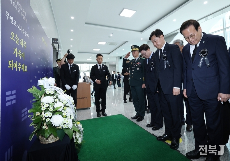 6일 임실군 국립임실호국원에서 제70회 현충일을 맞아 호국영령들을 기리는 추념식에 참석한 김관영 전북도지사, 문승우 전북도의회 의장, 서거석 전북교육감 등 도내 주요 기관장과 단체장들, 보훈단체, 전몰군경 유족 등 200여 명이 참석해 순국선열과 호국영령의 넋을 기렸다.(출처=전북자치도)