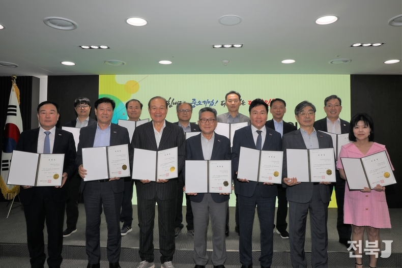사진 앞줄 왼쪽 4번째 정한성 공정거래활성화위원장(출처=중소기업중앙회)