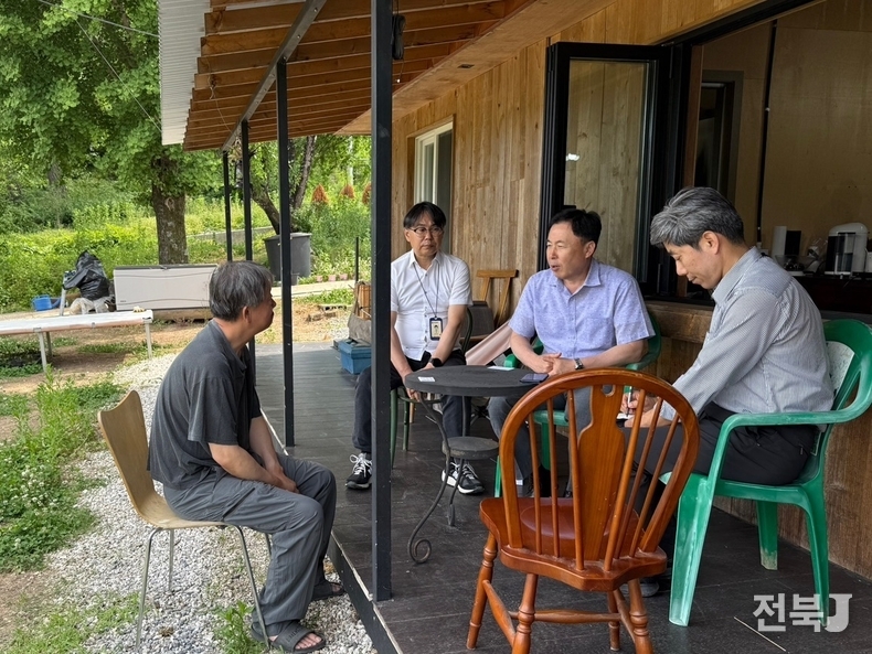 농촌진흥청 국립원예특작과학원 인삼특작부 박정관 부장은 12일 경북 봉화의 현삼 재배 농가를 찾아 현삼 재배 상황을 살피고 현장 목소리를 들었다.(출처=농진청)
