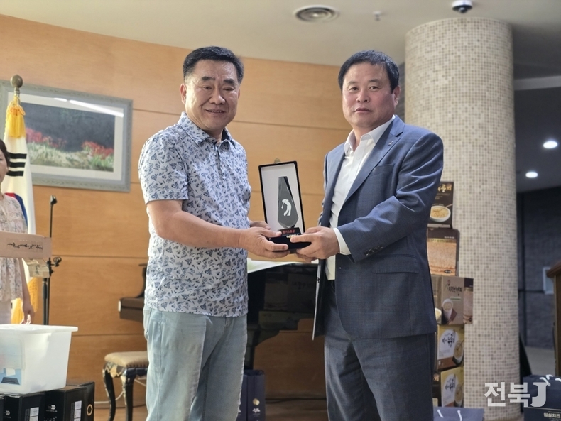 진재석 대표(왼쪽)와 곽계형 선수