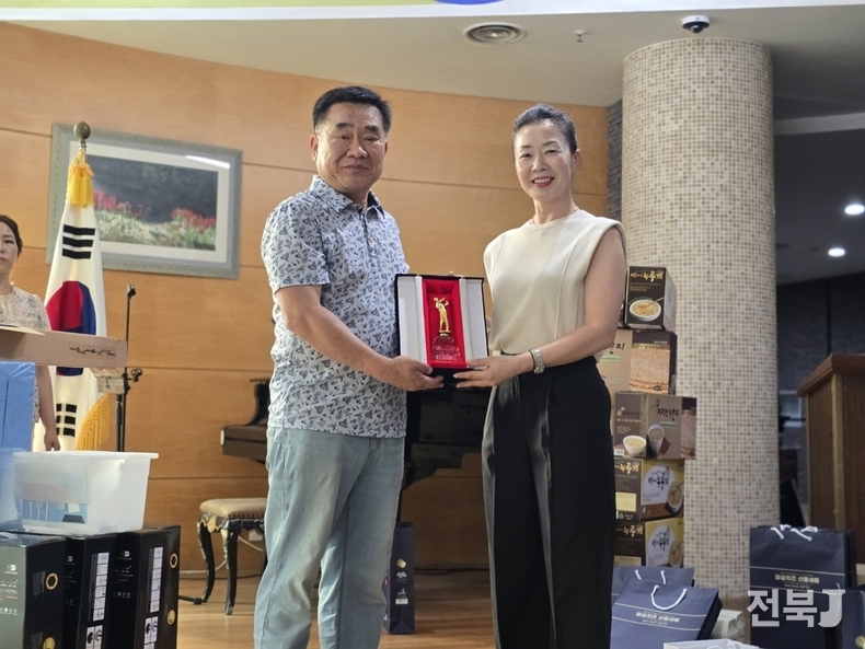 진재석 대표(왼쪽)와 유은경 선수