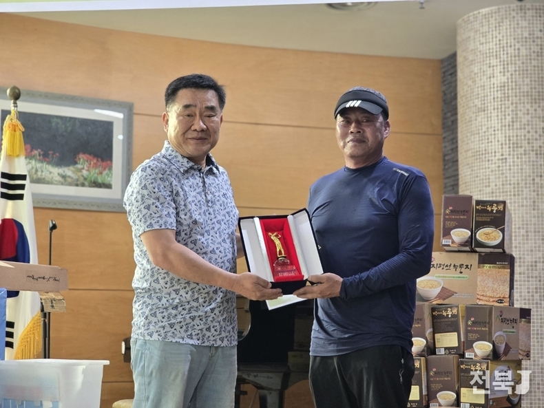 진재석 대표(왼쪽)와 김상화 선수