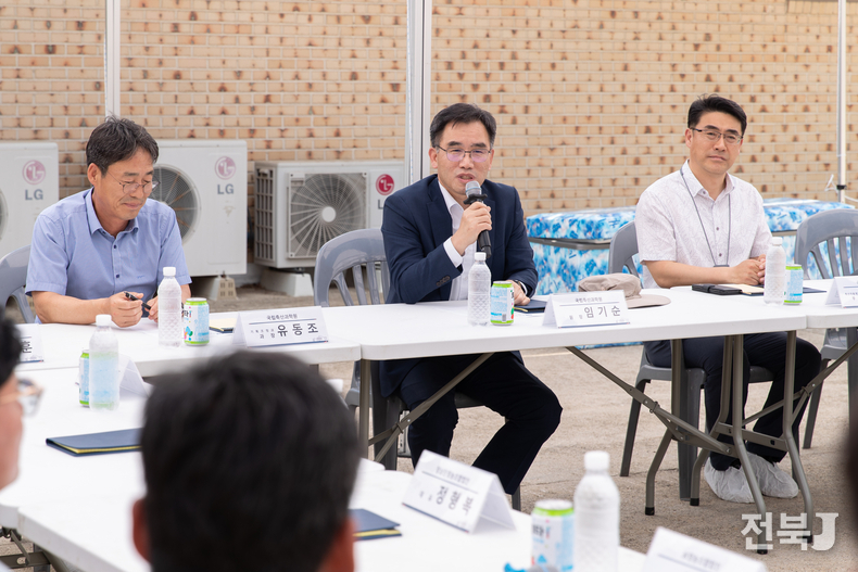 18일 임기순 국립축산과학원장이 충남 천안시 국립축산과학원 축산자원개발부에서 열린 '이탈리안 라이그라스 종자 건조기' 현장 시연회에 참석해 인사 말씀을 하고 있다.(사진=농촌진흥청)