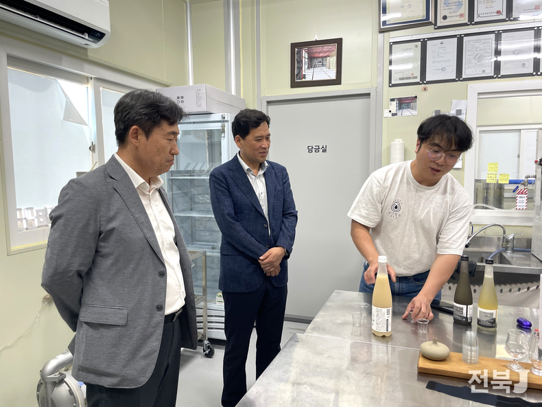 18일 곽도연 국립식량과학원장은 경남 함안군 군북면 소재 빛올양조연구소를 방문해 관계자에게 원료 수급 상황 및 양조 방법 등에 대한 설명을 듣고, 지역 청년 농업인과 간담회를 가졌다.(출처=농촌진흥청)