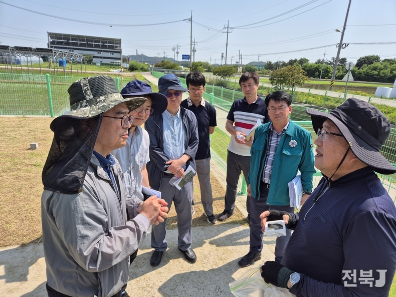 18일 농촌진흥청 이상만 농산물안전성부장이 벼 병해충 예찰 현장 점검을 위해 군산시농업기술센터 방문해 현장을 둘러보고 직원들의 어려움을 청취했다.(출처=농촌진흥청)