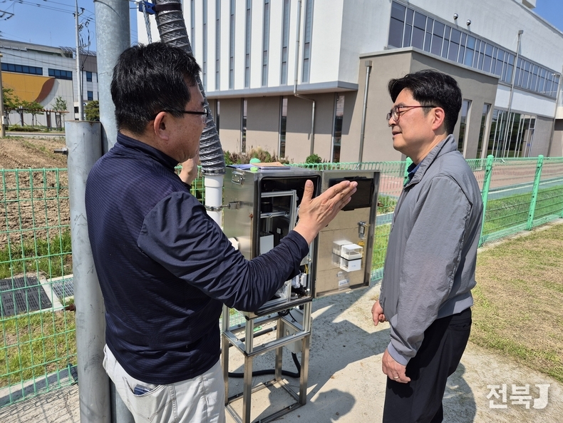 18일 농촌진흥청 이상만 농산물안전성부장이 벼 병해충 예찰 현장 점검을 위해 군산시농업기술센터 방문해 현장을 둘러보고 직원들의 어려움을 청취했다.(출처=농촌진흥청)