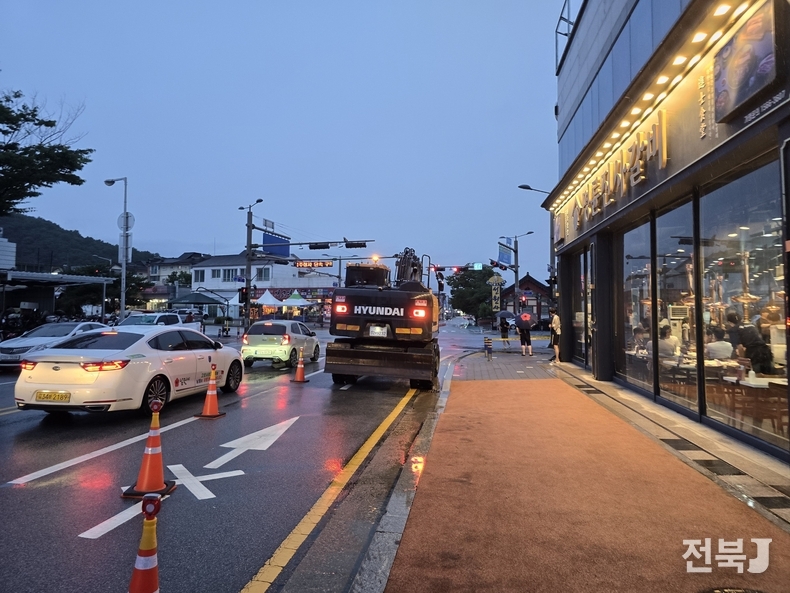 21일 오후 7시38분 포트홀 사고 현장(사진=이상선 기자)