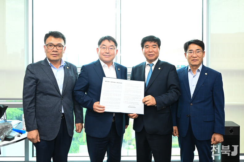 지난 19일 김영태 의장(오른쪽 두번째)을 비롯한 남원시의회 의원들은 국회 보건복지위원회 박주민 위원장과 박희승 국회의원(왼쪽 두번째) 등을 만나, 공공의대 설립의 필요성을 강조했다.(출처=남원시의회)