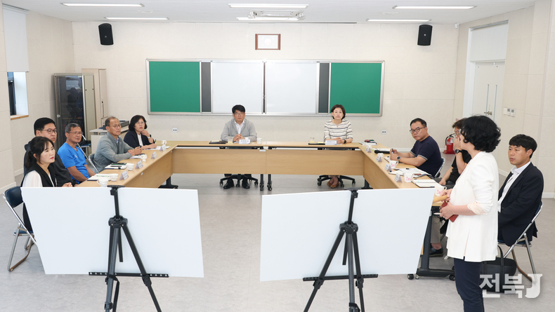 19일 부안군 꿀벌위도격리육종장을 방문한 권재한 농촌진흥청장(가운데)은 육종 양봉장을 살펴보고 꿀벌 유전자원 관리와 보급 상황을 점검하고 있다.(출처=농종촌진흥청>