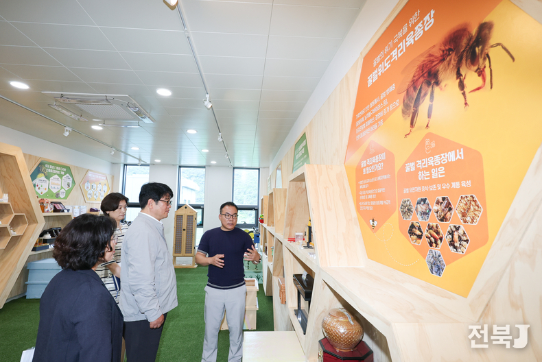 19일 부안군 꿀벌위도격리육종장을 방문한 권재한 농촌진흥청장(왼쪽)은 육종 양봉장을 살펴보고 꿀벌 유전자원 관리와 보급 상황을 점검하고 있다.(출처=농종촌진흥청>