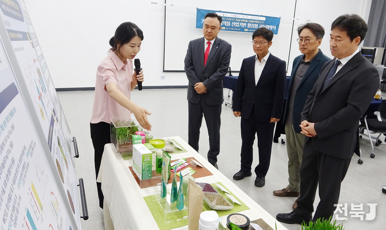 24일 농촌진흥청 국립식량과학원과 한국농업기술진흥원, (주)플랜티팜, (주)휴온스엔는 익산시 송학동 소재 농진원 ICT 검인증센터에서 기능성 새싹 작물을 활용한 건강 기능 식품 개발과 원료 생산 체계 구축을 위한 공동 협약을 체결했다고 밝혔다.(출처=농진청)