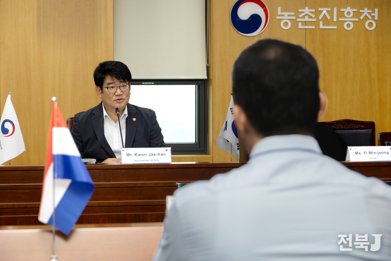 24일 농촌진흥청 본청에서 파라과이 농축산부 고위급 대표단을 맞이하고, 양국 간 농업기술 협력 확대 방안을 논의했다고 밝혔다.(출처=농진청)