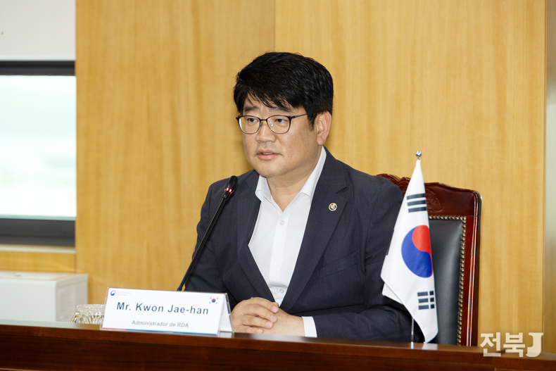 24일 농촌진흥청 본청에서 파라과이 농축산부 고위급 대표단을 맞이하고, 양국 간 농업기술 협력 확대 방안을 논의했다고 밝혔다.(출처=농진청)