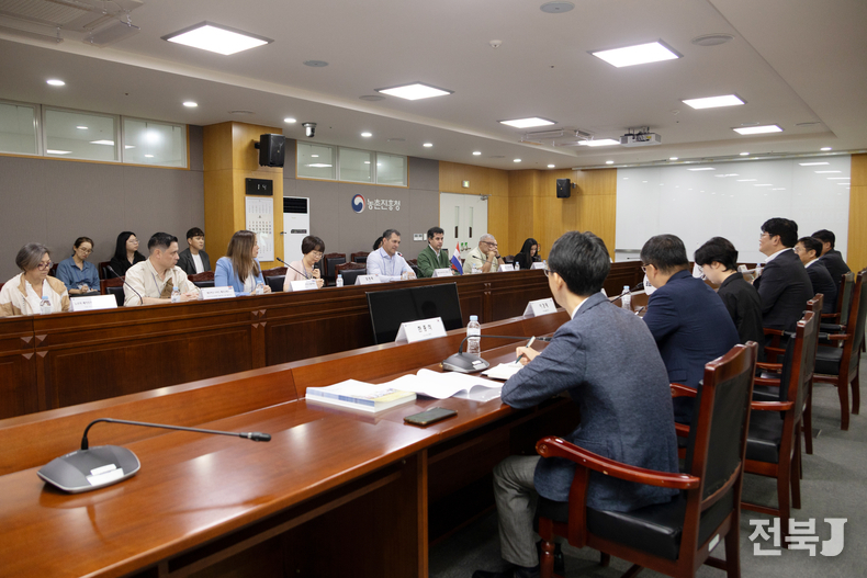 24일 농촌진흥청 본청에서 파라과이 농축산부 고위급 대표단을 맞이하고, 양국 간 농업기술 협력 확대 방안을 논의했다고 밝혔다.(출처=농진청)