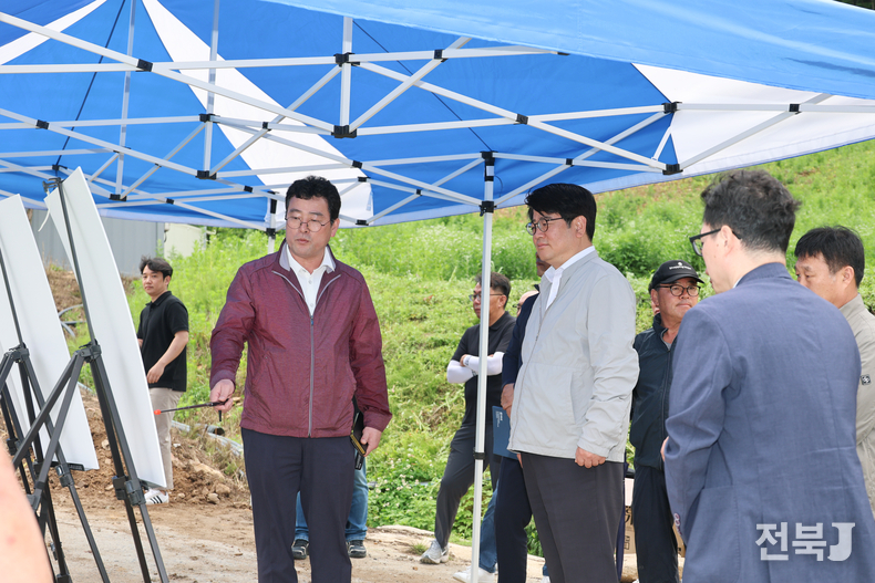 25일 강원도 평창군 여름배추 재배지에서 권재한 농촌진흥청장은 생육상황을 점검하고 있다.(출처=농진청)