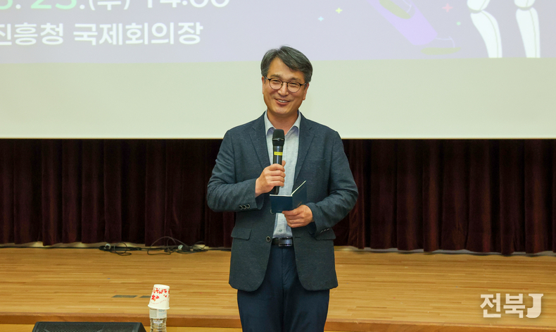 지난 25일 서효원 농촌진흥청 차장이 ‘농생명과 AI의 운명적 만남, 농업의 미래를 설계하다!’라는 주제로 ‘인공지능 농업기술 혁신콘서트’ 에서 인사말을 하고 있다.(출처=농진청)
