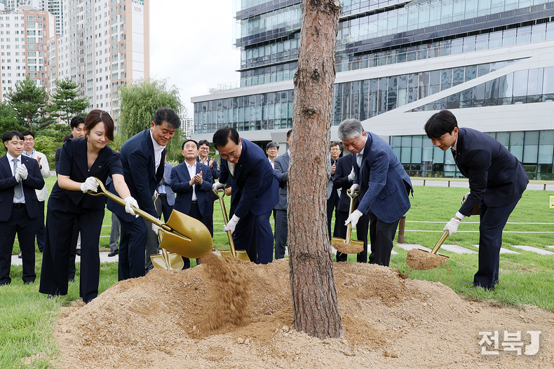 LX 어명소 사장(오른쪽 세 번째), 이태용 상임감사(오른쪽 두 번째), 이주화 부사장(왼쪽 두 번째) 등이 ‘LX 재도약을 위한 푸른마당 개장식’에 참석해 기념식수를 식재하고 있다.(출처=LX)