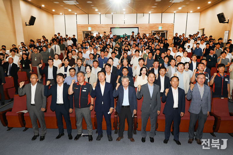 LX 어명소 사장(왼쪽 네 번째), 이태용 상임감사(왼쪽 다섯 번째) 등을 비롯한 임직원들이 LX 제48주년 창사기념식(7. 1. 전주 본사)을 함께 축하했다.(출처=LX)