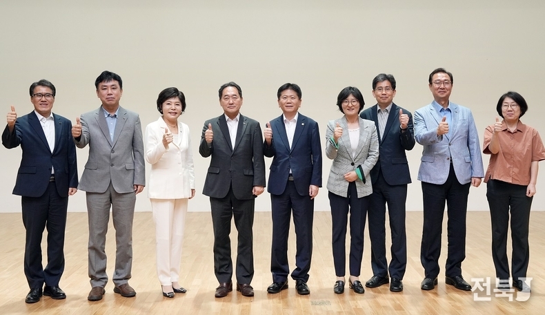 2일 국민연금공단 본부에서 김태현 국민연금공단 이사장(왼쪽 네번째)과 류지영 상임감사(왼쪽 세번째) 등 공단 임원진과 이명순 국민권익위원회 부위원장(왼쪽 다섯번째)이 청렴특강 후 기념촬영을 하고 있다.(출처=국민연금)