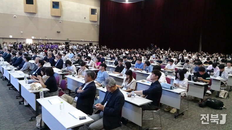 2일 광주광역시 서구 김대중컨벤션센터에서 학계, 산업계, 연구기관 등 3000여 명이 참석한 가운데 열린 '2025년 한국식품과학회-식량원 공동 국제학술대회' 모습.(출처=농촌진흥청)