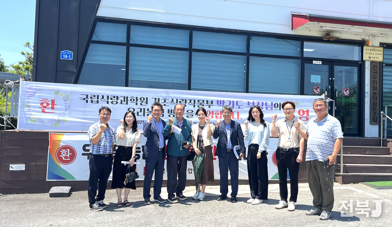 9일 광주광역시 광산구 한국우리밀농업협동조합을 찾은 농촌진흥청 박기도 기초식량작물부장은 국산 밀 생산 가공 유통 산업 활성화를 위해 관계자와 간담회를 가졌다.(출처=농촌진흥청)