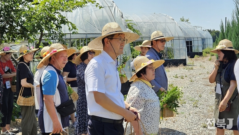 9일 농촌진흥청 이상호 기획조정관은 김제시에 위치한 치유농장 ‘꽃다비팜’을 방문해 프로그램 참여자들과 함께 원예 체험 활동을 진행하며 현장의 목소리를 청취했다.(출처=농촌진흥청)