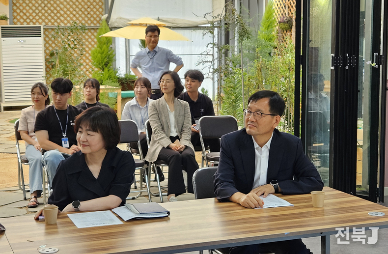 9일 농촌진흥청 이상호 기획조정관(오른쪽)은 김제시에 위치한 치유농장 ‘꽃다비팜’을 방문해 프로그램 참여자들과 함께 원예 체험 활동을 진행하며 현장의 목소리를 청취했다.(출처=농촌진흥청)