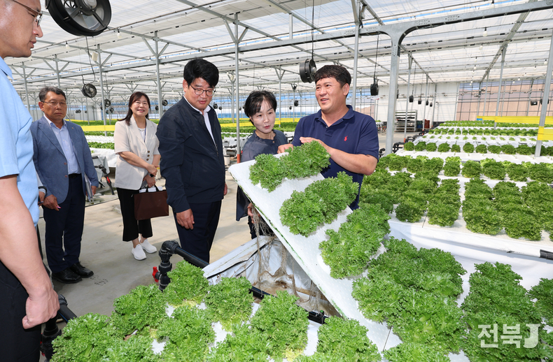 9일 충남 부여군 스마트팜 유럽형 포기상추 재배단지에서 권재한 농촌진흥청장은 잎채소 수경재배용 양액냉각기 적용 상황을 점검 했다.(출처=농촌진흥청)