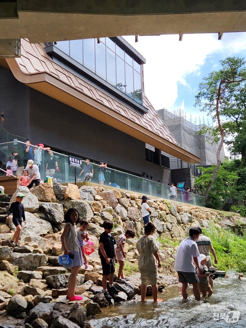 20일 오후 경기도 용인시 수지구 고기동에 위치한 스타벅스 고기리점은 방문객들로 붐볐다./이상선 기자