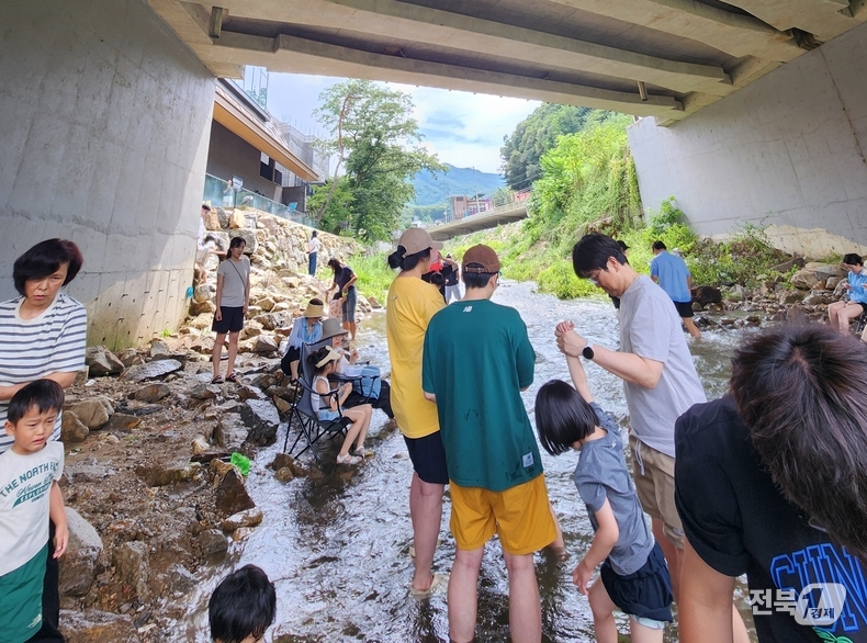 20일 오후 경기도 용인시 수지구 고기동에 위치한 스타벅스 고기리점은 방문객들로 붐볐다./이상선 기자