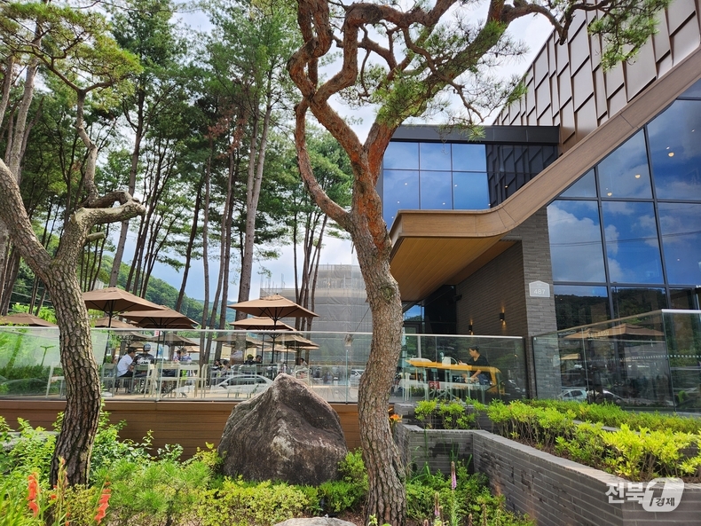 20일 오후 경기도 용인시 수지구 고기동에 위치한 스타벅스 고기리점은 방문객들로 붐볐다./이상선 기자