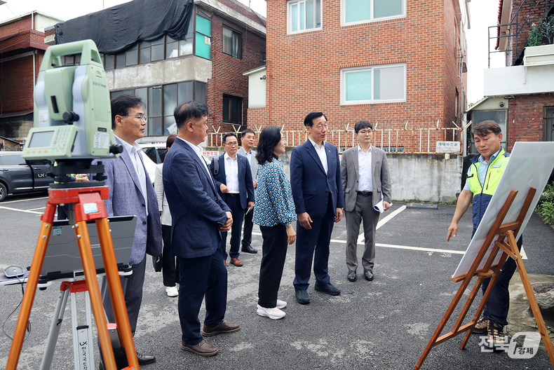 LX공사 어명소 사장(오른쪽에서 세 번째)이 경기도 성남시 중원구 지적재조사 상대원2지구에서 현장시찰을 하고 있다.(출처=공사)