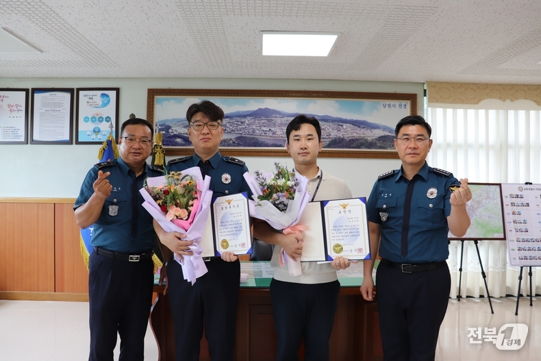 21일 남원경찰서는 2025년 3분기 '자랑스러운 남원 경찰'로 중앙지구대 오정규 경위(왼쪽 두번째)와 수사과 정하경 경사(오른쪽 두번째)를 수상자로 선정했다고 밝혔다.(출처=남원경찰서)