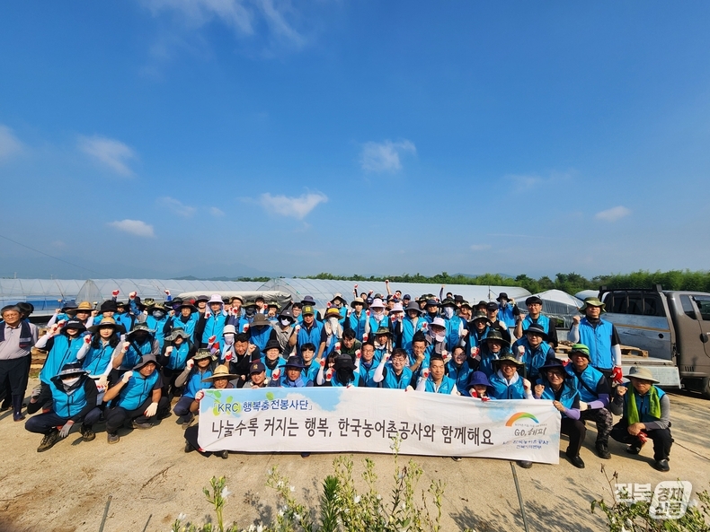 24일 오전부터 농어촌공사 전북본부가 집중호우로 큰 피해를 입은 남원시 송동면 신평리 딸기농가를 찾아 긴급복구 지원에 나섰다.(출처=농어촌공사 전북본부)