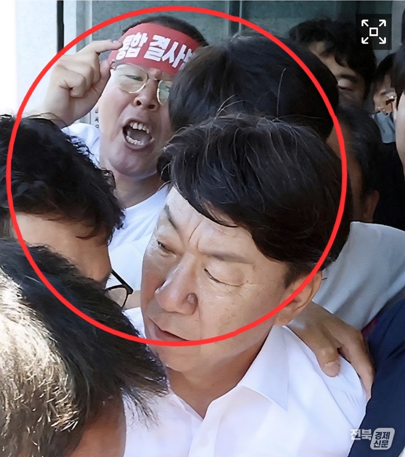지난 25일 우범기 전주시장이 완주군 봉동의 한 식당에서 통합 찬성단체 회원들과의 오찬 간담회를 진행하던 중 통합에 반대하는 이주갑 완주군의원이 "부채부터 해결하라"고 우 시장을 향해 쏘아 붙이고 있다.(출처=독자제공)