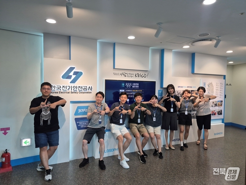 반바지 차림으로 출근한 직원들 모습(출처=공사)