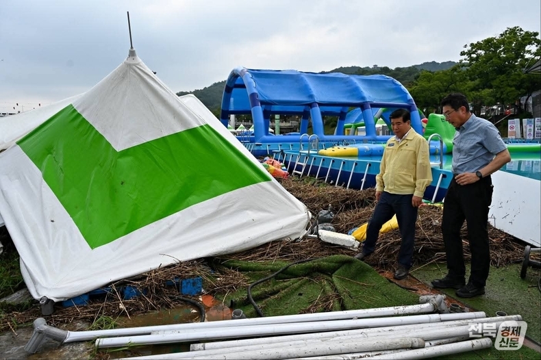 김영태 남원시의회 의장(왼쪽)이 노경록 남원시 관광과장(오른쪽)에게 피해 규모에 대해 설명을 듣고 있다.(출처=남원시의회) 