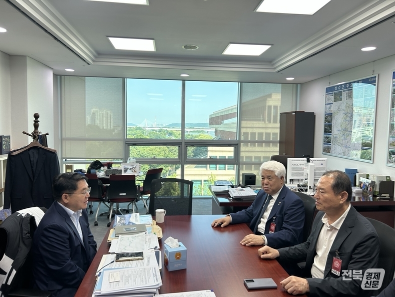 지난 12일 김정태 전주상공회의소 회장은 전북 지역구 국회의원인 안호영 환경노동위원장, 박희승 의원(왼쪽), 이성윤 의원을 만나 기업 현장의 목소리를 전달하고, 지역 경제에 가중되고 있는 각종 규제와 입법 움직임에 대한 우려를 표명했다고 밝혔다.(출처=전주상의)