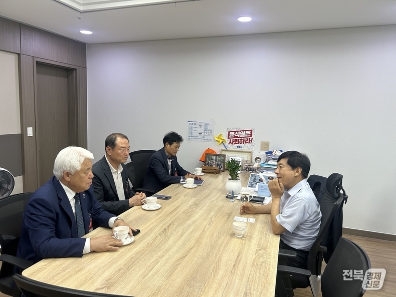 지난 12일 김정태 전주상공회의소 회장은 전북 지역구 국회의원인 안호영 환경노동위원장, 박희승 의원, 이성윤 의원(오른쪽)을 만나 기업 현장의 목소리를 전달하고, 지역 경제에 가중되고 있는 각종 규제와 입법 움직임에 대한 우려를 표명했다고 밝혔다.(출처=전주상의)