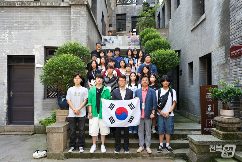 지난 12일 장학생들이 윤봉길 의사의 의거지인 '훙커우 공원'을 방문해 기념사진을 촬영하고 있다.(출처=롯데장학재단)