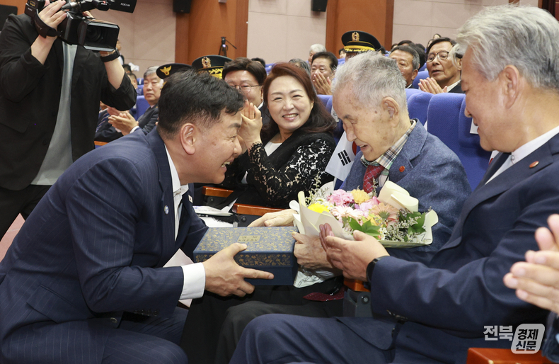 15일 전북도청 공연장에서 '제80주년 8·15 광복절 경축식'이 개최된 가운데 김관영 도지사가 호남지역 유일 생존 애국지사 이석규 선생에게 꽃다발과 위로 물품을 전달하며 건강과 안녕을 기원했다.(출처=전북도) 
