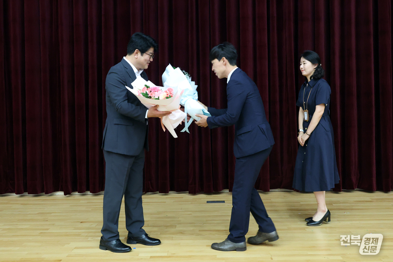 지난 14일 권재한 청장(왼쪽)이 지난 1년간의 임기를 마치고 직원들에게 작별 인사를 전했다.(출처=농진청)