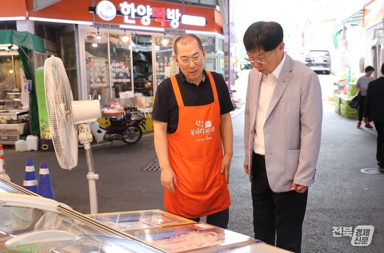 대전 신도시장을 찾아 상인들의 애로사항을 청취하는 안형준 통계청장(오른쪽)